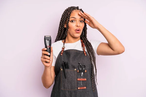 Negro Afro Mujer Buscando Feliz Asombrado Sorprendido Concepto Barbería —  Fotos de Stock