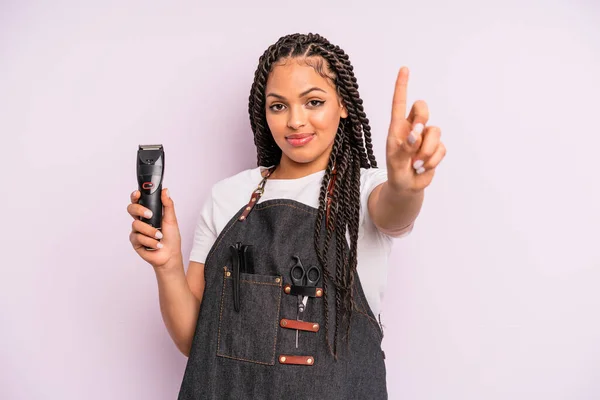 Negro Afro Mujer Sonriendo Buscando Amigable Mostrando Número Uno Concepto —  Fotos de Stock