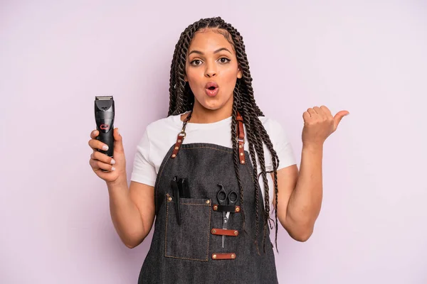 Schwarze Afro Frau Schaut Erstaunt Ungläubig Friseurladen Konzept — Stockfoto