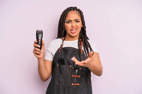 Negro Afro Mujer Buscando Enojado Molesto Frustrado Concepto Barbería —  Fotos de Stock