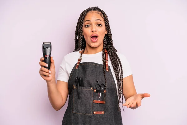 Schwarze Afro Frau Ist Extrem Schockiert Und Überrascht Friseurladen Konzept — Stockfoto