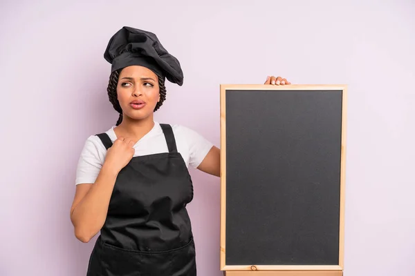 Czarny Afro Kobieta Uczucie Zestresowany Niespokojny Zmęczony Sfrustrowany Szef Kuchni — Zdjęcie stockowe