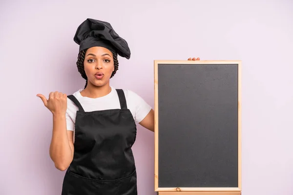 Negra Afro Mulher Olhando Espantado Descrença Conceito Chef Quadro Negro — Fotografia de Stock