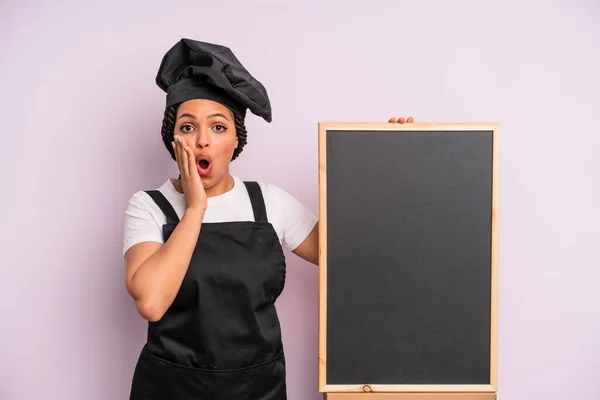 Negra Afro Mulher Sentindo Chocado Assustado Conceito Chef Quadro Negro — Fotografia de Stock