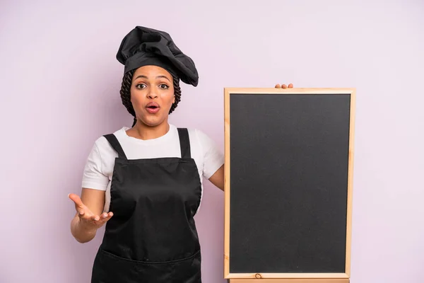 Negra Afro Mulher Sentindo Extremamente Chocado Surpreso Conceito Chef Quadro — Fotografia de Stock