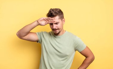 Genç, yakışıklı, stresli, yorgun ve hayal kırıklığına uğramış, alnından ter damlayan, umutsuz ve bitkin hisseden bir adam. Garip bıyık konsepti