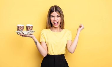 Güzel bir kadın sinirli bir ifadeyle agresif bir şekilde bağırıyor. kahve konseptini kaldır.