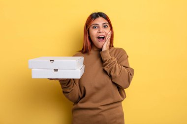 İspanyol kadın şok olmuş ve korkmuş hissediyor. Pizza konseptini kaldır.