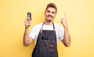 Bir fikri fark ettikten sonra kendini mutlu ve heyecanlı bir dahi gibi hisseden hippi berber.