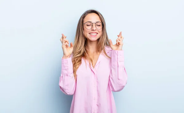 Pretty Caucasian Woman Smiling Anxiously Crossing Both Fingers Feeling Worried — Foto Stock