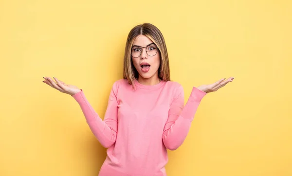 Pretty Caucasian Woman Feeling Extremely Shocked Surprised Anxious Panicking Stressed — Stock Photo, Image