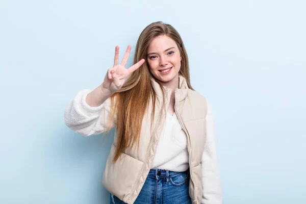 Kaukasische Frau Mit Roten Haaren Lächelt Und Sieht Freundlich Aus — Stockfoto