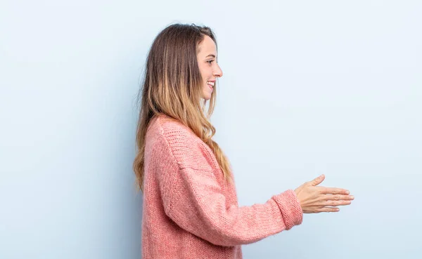 Pretty Caucasian Woman Smiling Greeting You Offering Hand Shake Close — Stock Photo, Image
