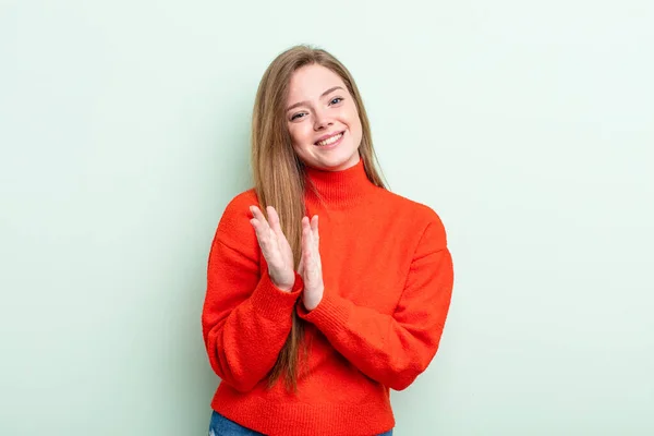 Kafkasyalı Kızıl Saçlı Kadın Mutlu Başarılı Hissediyor Gülümsüyor Alkışlıyor Alkışlarla — Stok fotoğraf