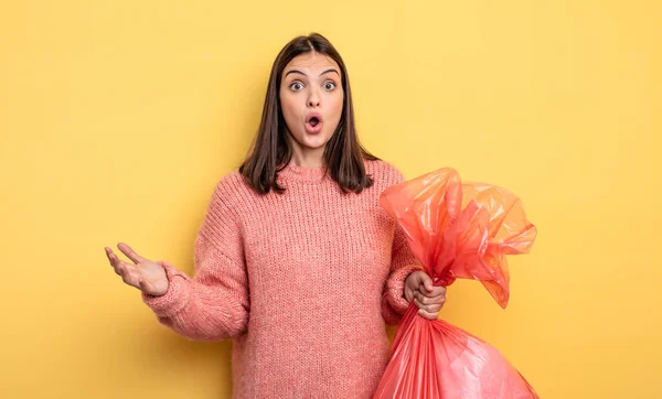 Pretty Woman Amazed Shocked Astonished Unbelievable Surprise Trash Bag Concept — Φωτογραφία Αρχείου