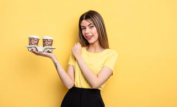 Vacker Kvinna Känner Sig Lycklig Och Står Inför Utmaning Eller — Stockfoto