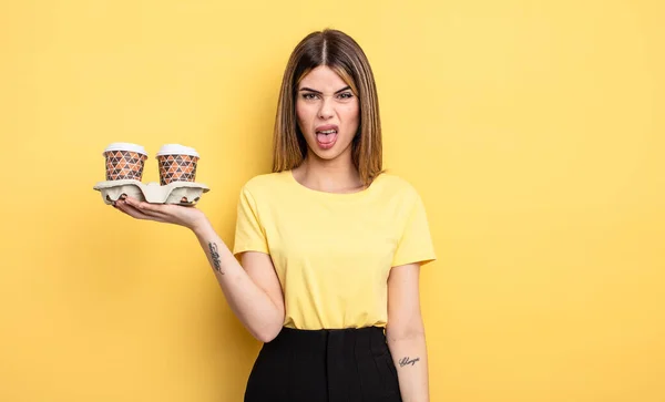 Vacker Kvinna Känner Äcklad Och Irriterad Och Tungan Bort Kaffekonceptet — Stockfoto