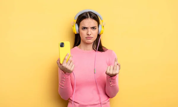 Pretty Woman Feeling Angry Annoyed Rebellious Aggressive Listening Music Concept —  Fotos de Stock