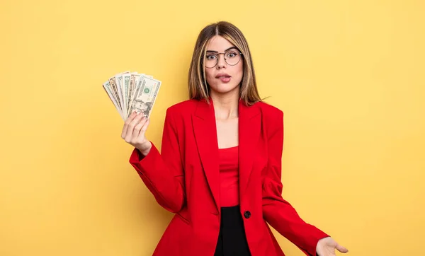 Mujer Negocios Mirando Perplejo Confundido Concepto Billetes Dólares —  Fotos de Stock