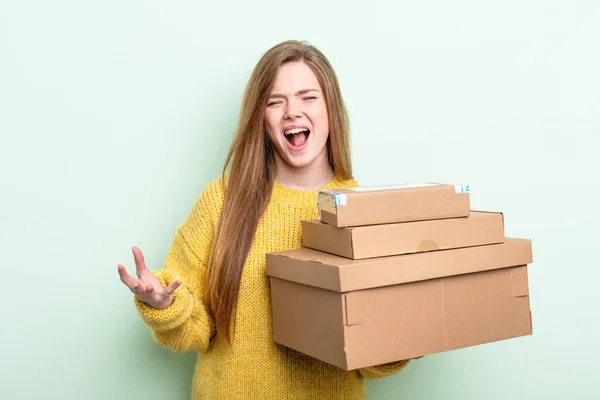 Frau Mit Roten Haaren Sieht Wütend Genervt Und Frustriert Aus — Stockfoto