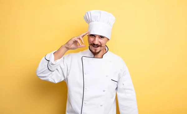 Chef Hombre Buscando Feliz Asombrado Sorprendido — Foto de Stock
