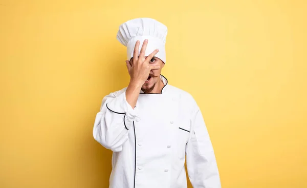 Kock Man Ser Chockad Rädd Eller Skräckslagen Täcker Ansiktet Med — Stockfoto