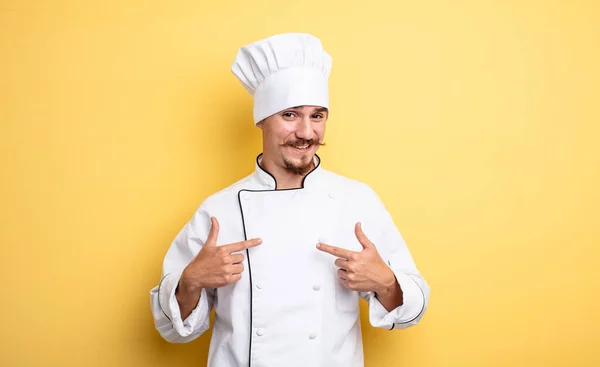 Šéfkuchař Cítí Šťastný Ukazuje Sebe Nadšením — Stock fotografie