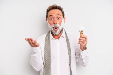 Orta yaşlı bir adam inanılmaz bir sürprizle şaşkına döndü ve hayrete düştü. Tıraş fırçası ve köpük kavramı