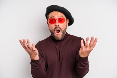 Orta yaşlı bir adam inanılmaz bir sürprizle şaşkına döndü ve hayrete düştü. aktör konsepti