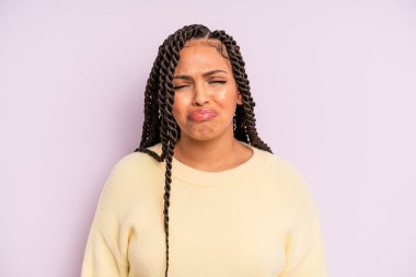 siyah afro kadın üzgün ve sızlanıyor mutsuz bir bakışla ve ağlayarak