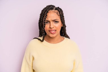 Siyah afro kadın şaşkın ve şaşkın görünüyor.