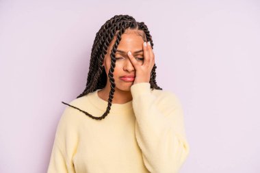 Siyah afro kadın bıkkın, yorgun ve uykulu hissediyor.