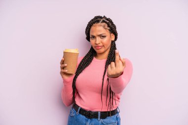 Siyah afro kadın kızgın, sinirli, asi ve agresif hissediyor. Kahveyi götür.