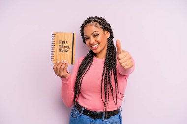 Siyah afro kadın gururlu, olumlu gülümsüyor. Geri dönüşüm kavramı