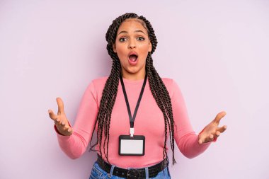Siyah afro kadın şok olmuş ve şaşırmış hissediyor. akreditasyon VIP kartı