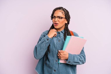 Siyah afro kadın stresli, endişeli, yorgun ve hayal kırıklığına uğramış hissediyor. Üniversite öğrencisi konsepti