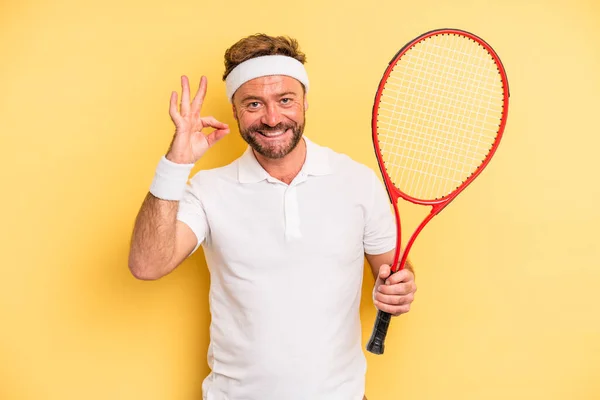 Μεσήλικας Άνθρωπος Αισθάνεται Ευτυχισμένος Επιδεικνύοντας Έγκριση Εντάξει Χειρονομία Έννοια Τένις — Φωτογραφία Αρχείου