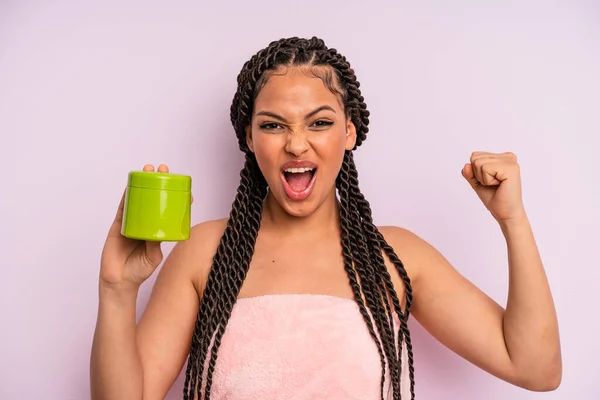 Mujer Negra Afro Gritando Agresivamente Con Una Expresión Enojo Concepto —  Fotos de Stock