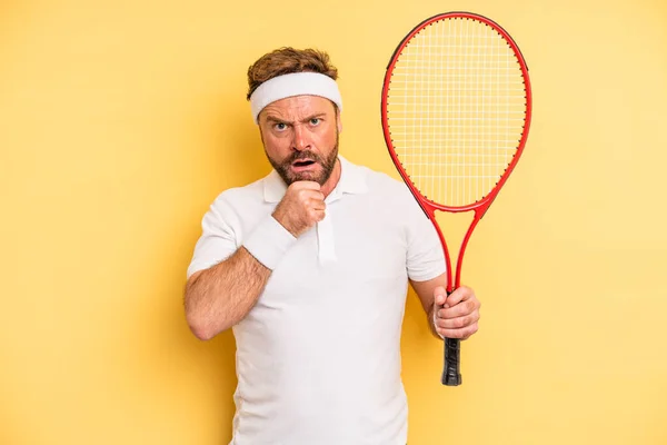 Middle Age Man Mouth Eyes Wide Open Hand Chin Tennis — Stok fotoğraf