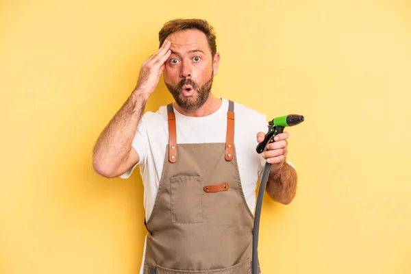 Middle Age Man Looking Surprised Realizing New Thought Idea Concept — Stock Photo, Image