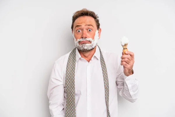 Hombre Mediana Edad Encogiéndose Hombros Sintiéndose Confundido Incierto Cepillo Afeitar —  Fotos de Stock