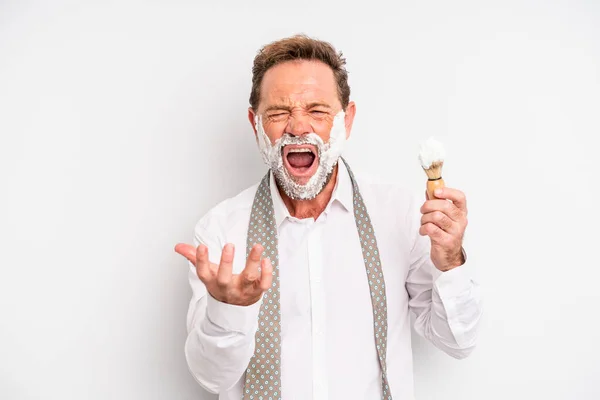 Orta Yaşlı Bir Adam Sinirli Sinirli Sinirli Görünüyor Tıraş Fırçası — Stok fotoğraf