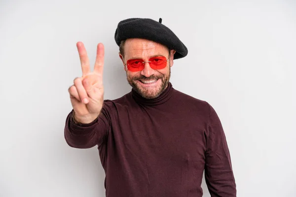 Homem Meia Idade Sorrindo Olhando Feliz Gesticulando Vitória Paz Conceito — Fotografia de Stock