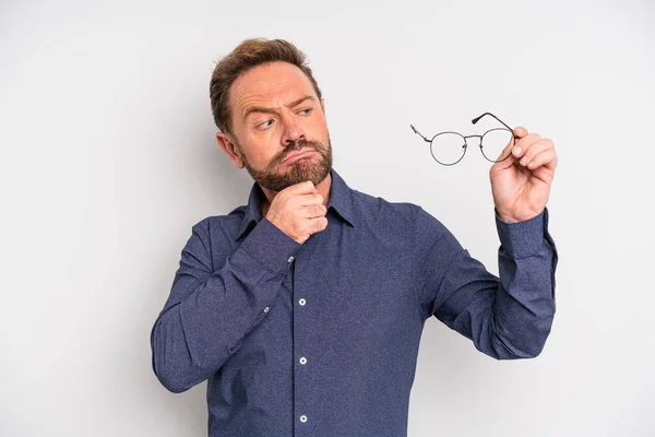 Hombre Mediana Edad Pensando Sintiéndose Dudoso Confundido Ver Problemas Gafas — Foto de Stock