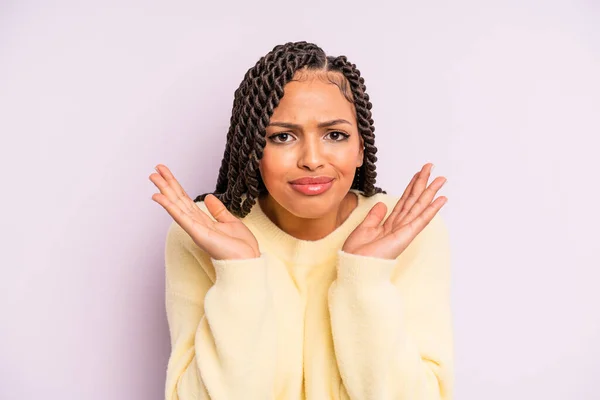Zwart Afro Vrouw Gevoel Verbaasd Verward Twijfelen — Stockfoto