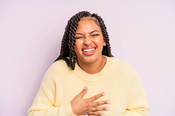 Czarny Afro Kobieta Śmiejąc Się Głos Niektóre Śmieszne Żart — Zdjęcie stockowe