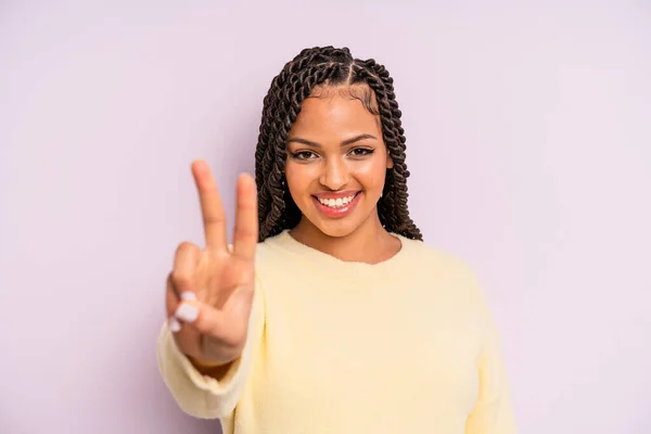 Černá Afro Žena Usmívá Vypadá Přátelsky Ukazuje Číslo Dvě — Stock fotografie