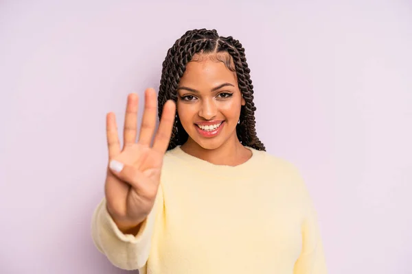 Černá Afro Žena Usmívá Vypadá Přátelsky Ukazuje Číslo Čtyři — Stock fotografie