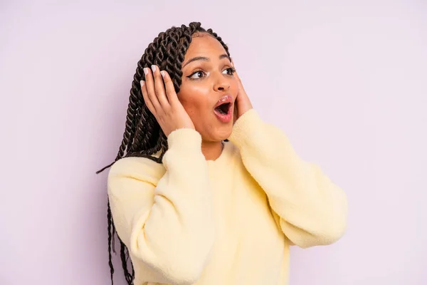 Svart Afro Kvinne Lykkelig Opprømt Overrasket – stockfoto