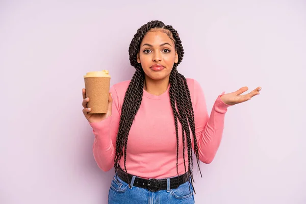 Černá Afro Žena Cítí Zmatená Zmatená Pochybující Odnést Kávu — Stock fotografie